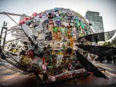 Gegen Plastikmüll: Greenpeace arbeitet mit NGO's zusammen, um ein riesiges Plastik-Monster zu schaffen, das gegen Einwegplastik in Jakarta demonstriert.