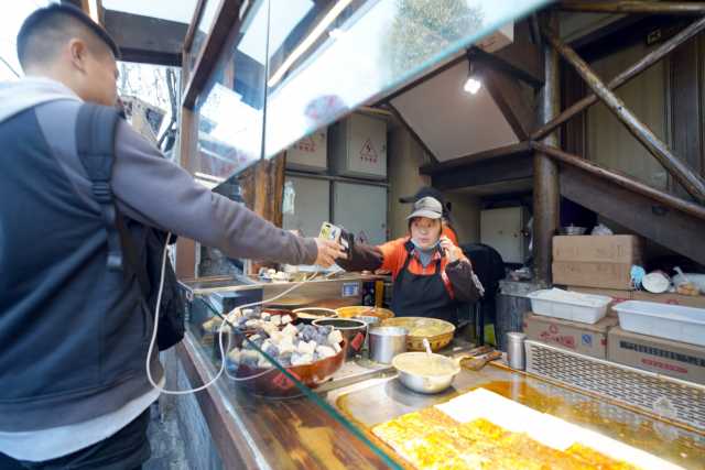Mobile Payment in Asien nimmt zu: Street Food, bezahlt mit dem Smartphone (Quelle: B.Zhou/Shutterstock.com)